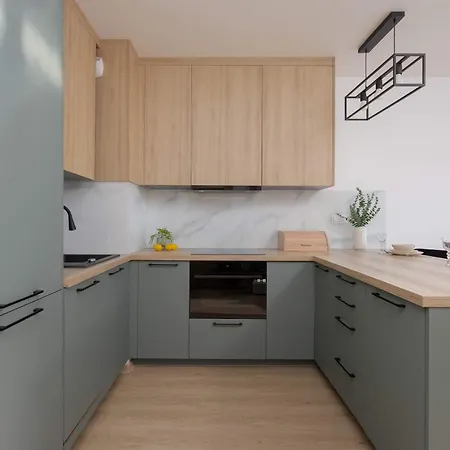 Stylish Habicha With Air Conditioning And Underground Parking By Renters