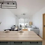 Stylish Habicha With Air Conditioning And Underground Parking By Renters شقة